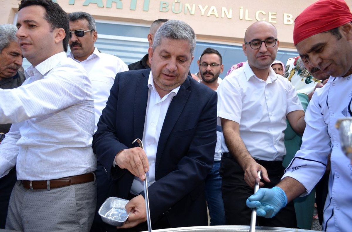 Bünyan Belediyesi 3 bin kişilik aşure ikram etti