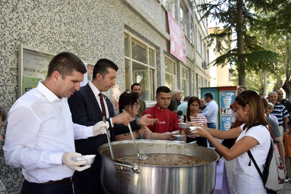 Burdur Belediyesinden 2 bin 500 kişilik aşure