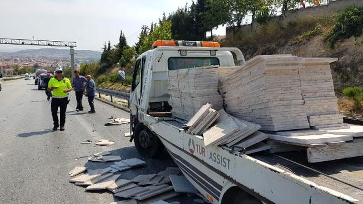 Çekiciye çarpan otomobil takla attı: 2 yaralı