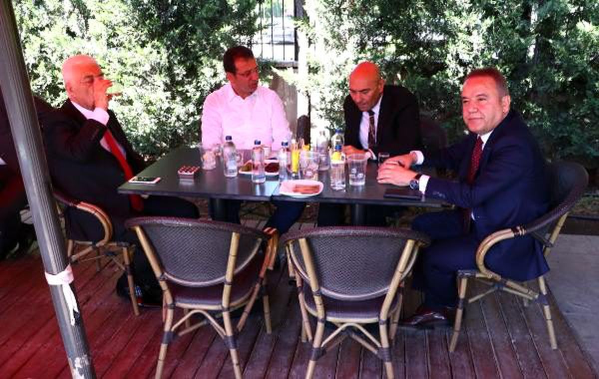 Chp\'nin 4 büyükşehir belediye başkanı kahvaltıda buluştu