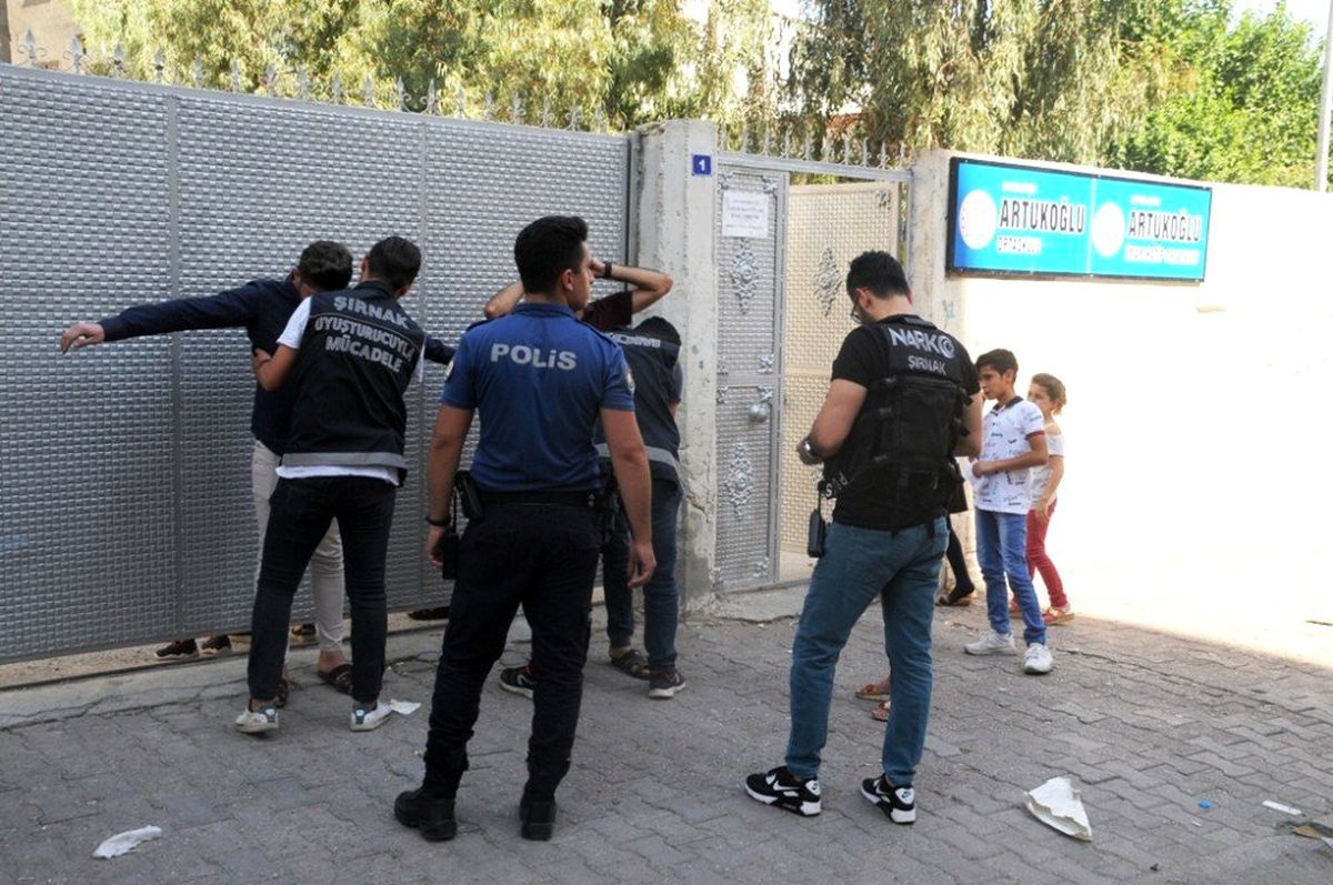 Cizre polisi okul çevrelerinde uyuşturucu satıcılarına göz açtırmıyor