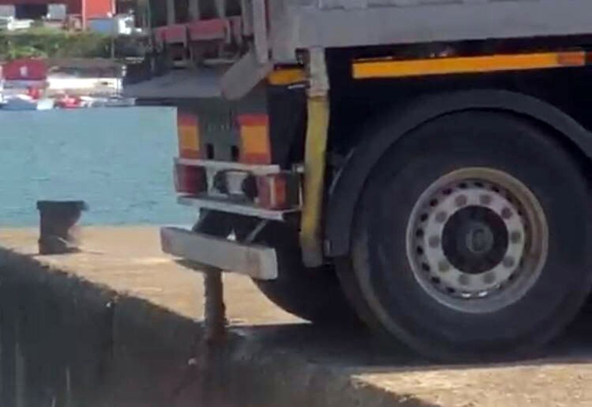 Denize atık boşaltan kamyon sürücüsü hakkında işlem başlatıldı