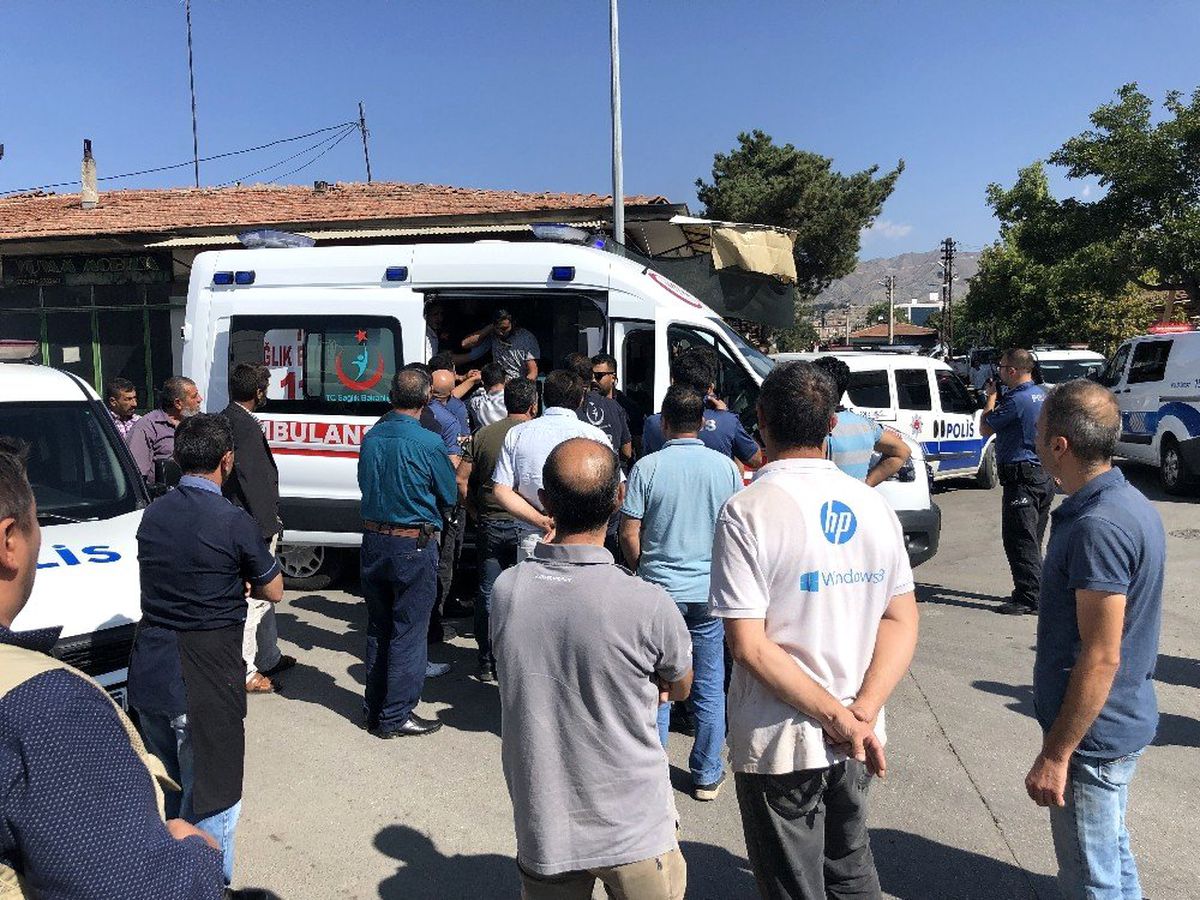 Erzincan\'da bıçaklı, sopalı kavga: 4 yaralı