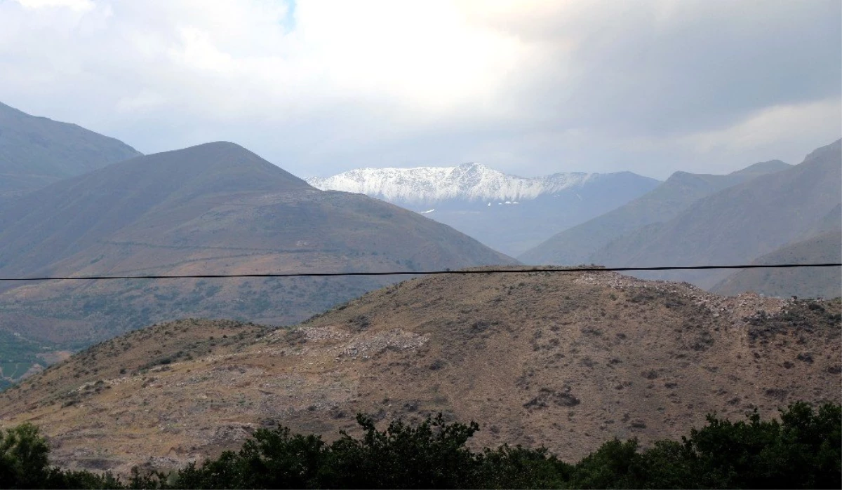 Erzincan\'ın en yüksek noktası Esence\'ye mevsimin ilk karı düştü