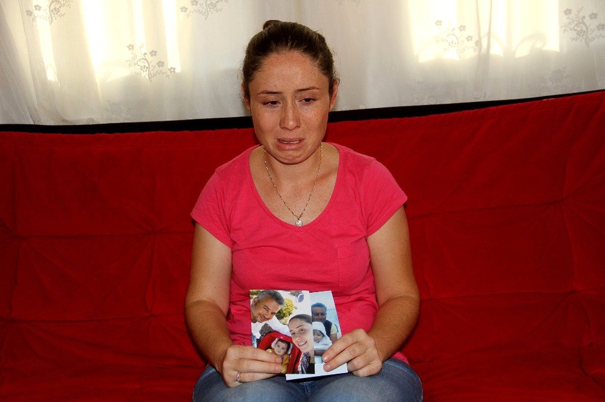 Eşinin dönmesini gözyaşları içinde bekliyor