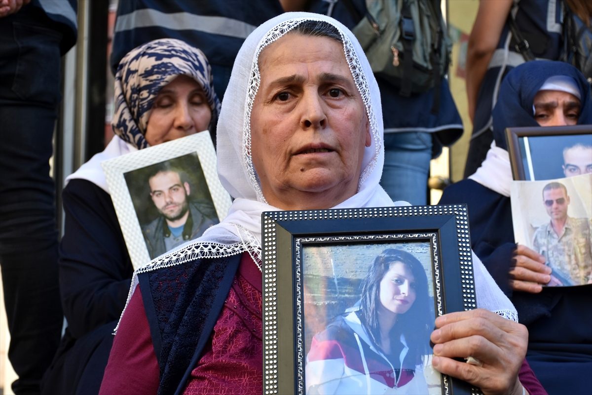 "Gözüm pencerede kulağım kapıda kızımı bekliyorum"