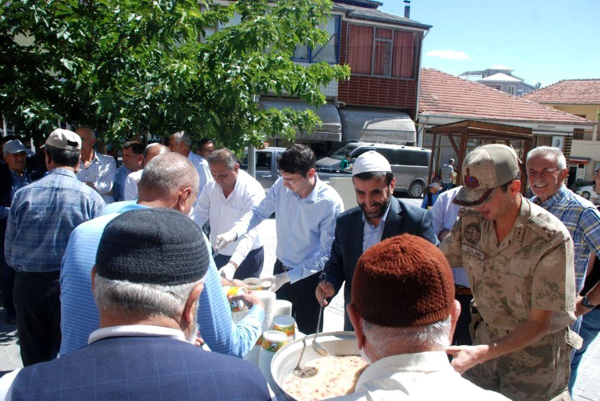 Gürün\'de Aşure Dağıtıldı