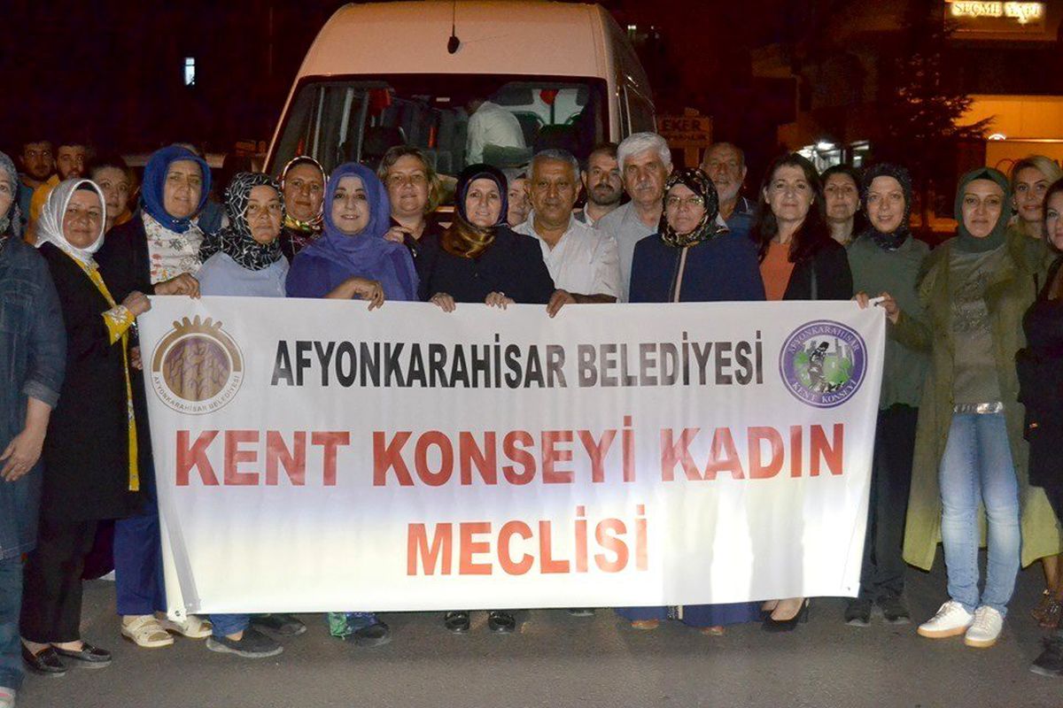 HDP binası önünde çocuklarını isteyen annelere Afyonlu kadınlardan destek