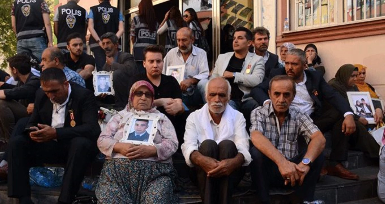 HDP binası önünde nöbet tutan Diyarbakırlı anneden Galatasaray\'a çağrı!
