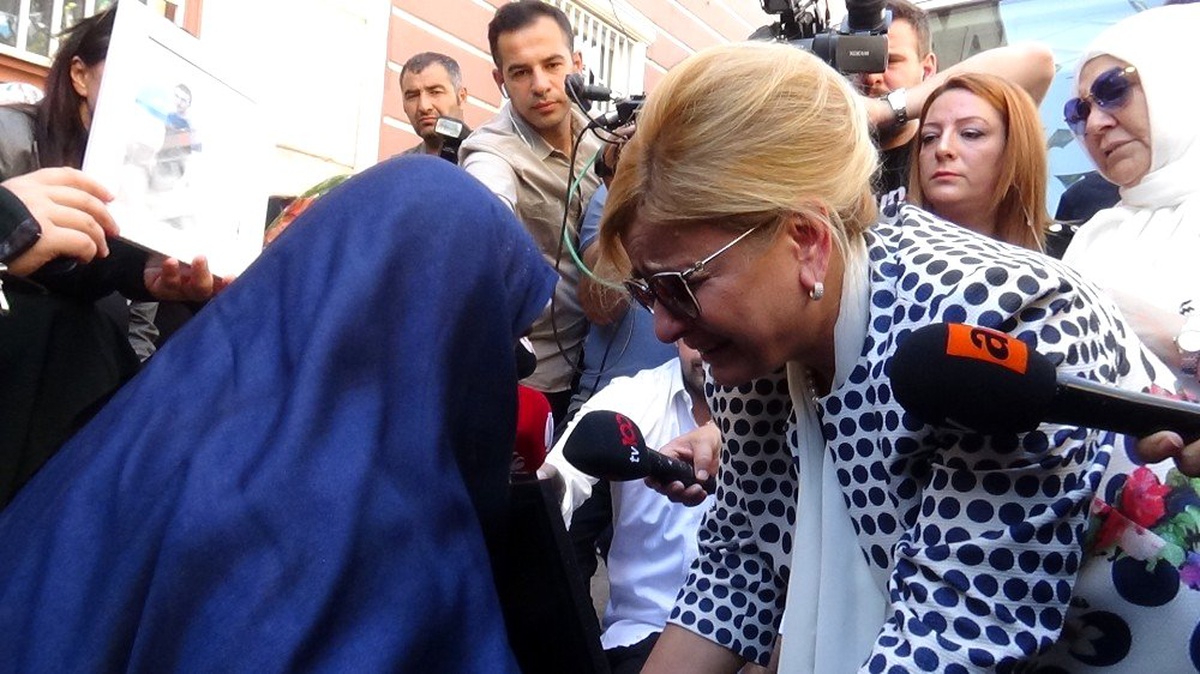 HDP önünde aileleri ziyaret eden Nevin Gökçek gözyaşlarını tutamadı