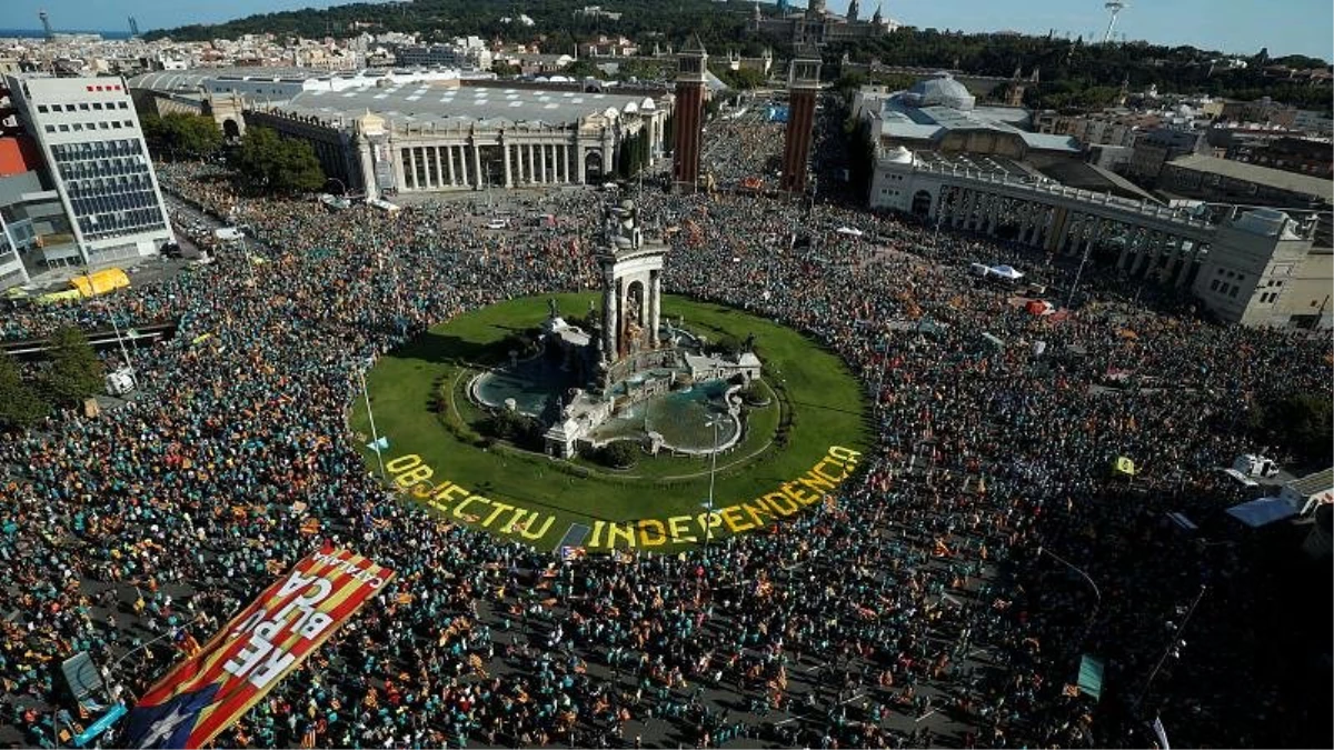 İspanya\'da ayrılıkçı 12 Katalan siyasetçiyle ilgili son karar öncesi, dev bir gösteri düzenlendi