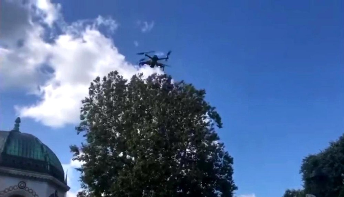 İstanbul polisinden tarihi Sultanahmet Meydanı\'nda turistlere drone ile anons
