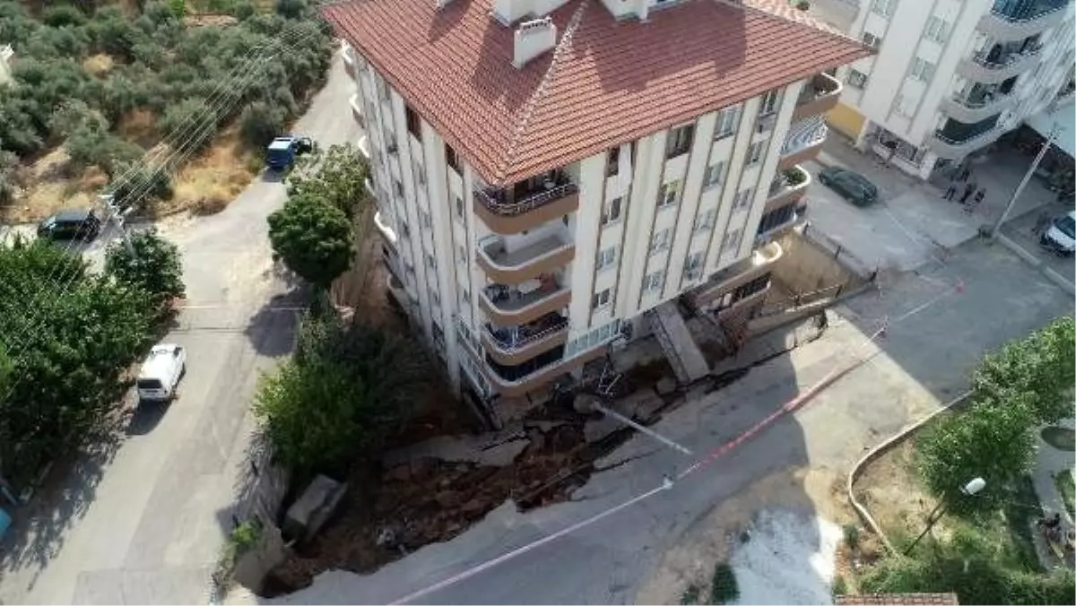 İzmir\'de istinat duvarı yıkılan apartman boşaltıldı, ekipler inceleme başlattı