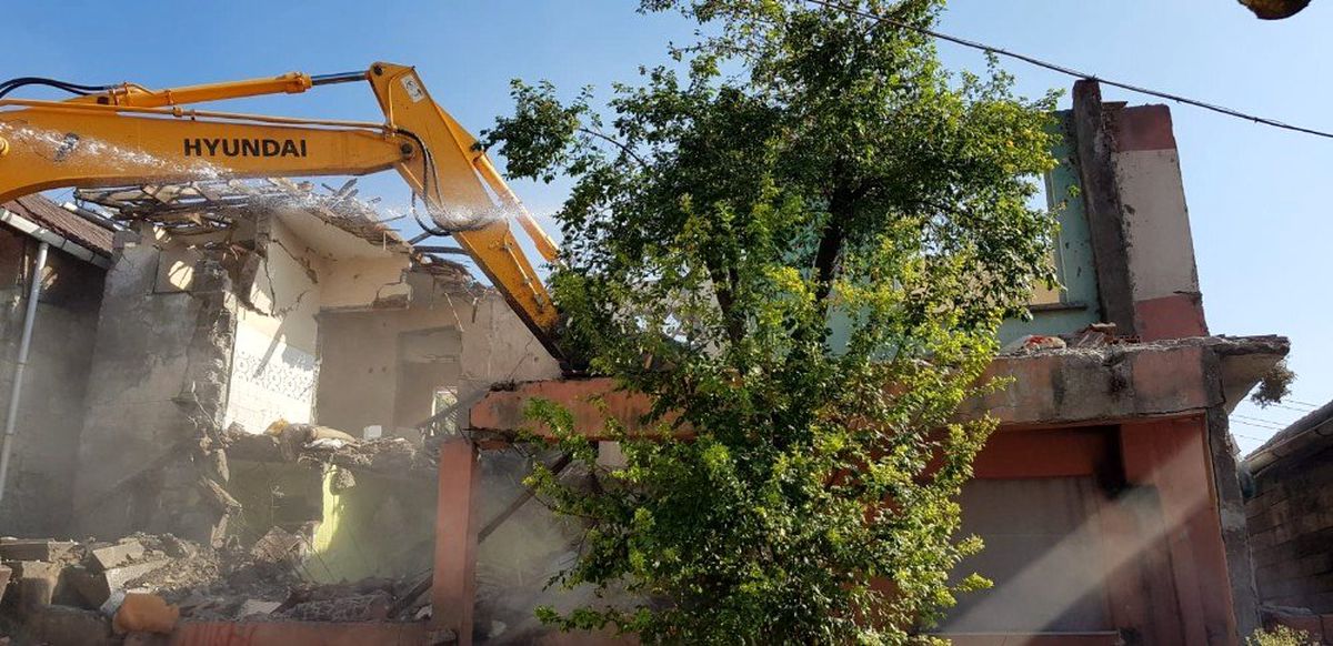 İzmit\'te ağır hasarlı binalar nihayet yıkılıyor