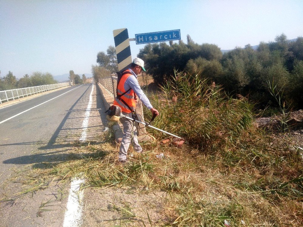 Karayolu kenarlarında yabani ot temizliği