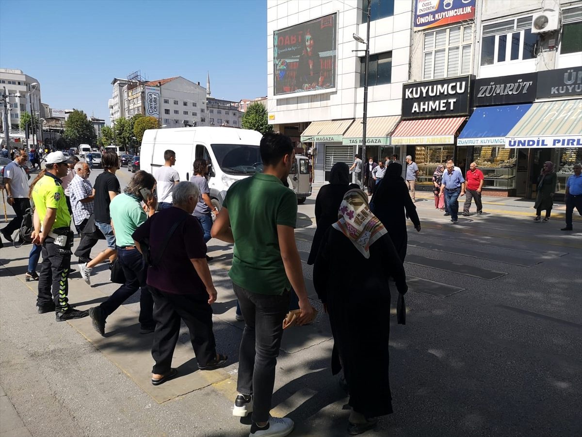 Kırmızı ışıkta geçen yayalara para cezası
