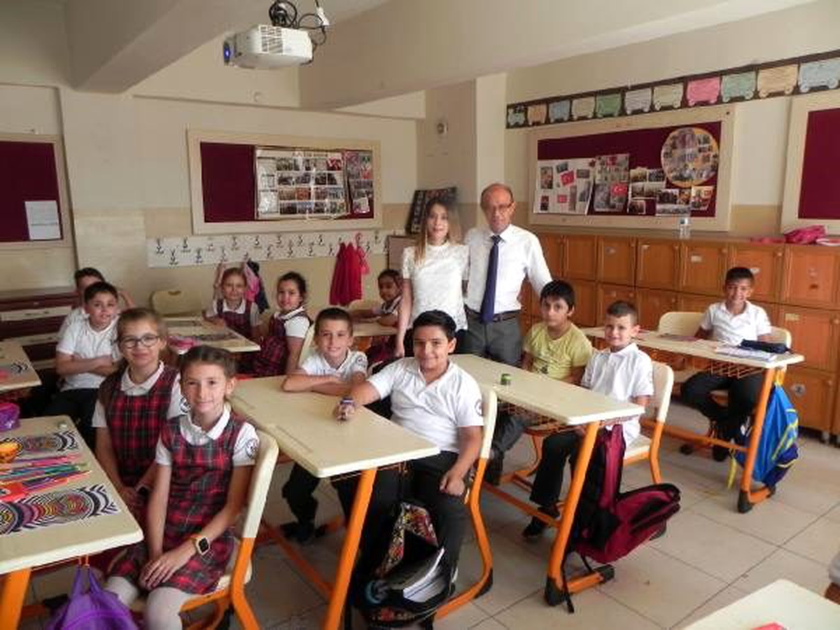 Kız aynı okulda öğretmenlik yapıyor
