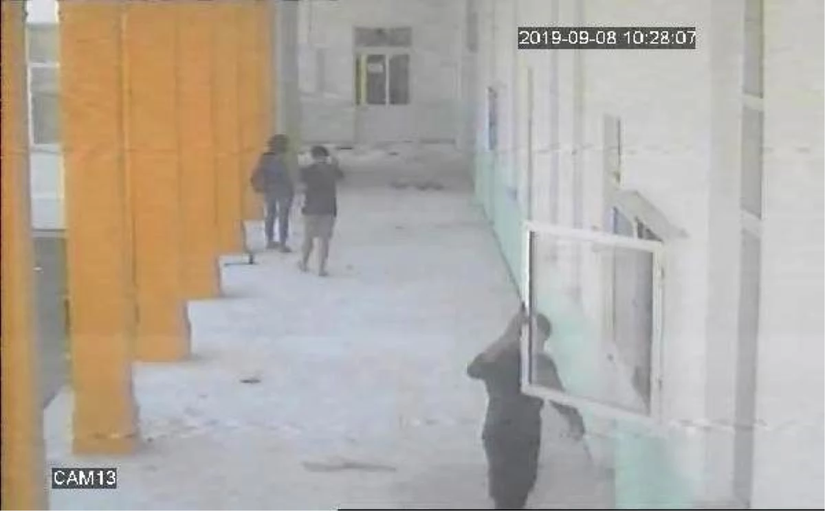 Kktc polisi, okuldaki türk bayrağını indiren rum\'u arıyor