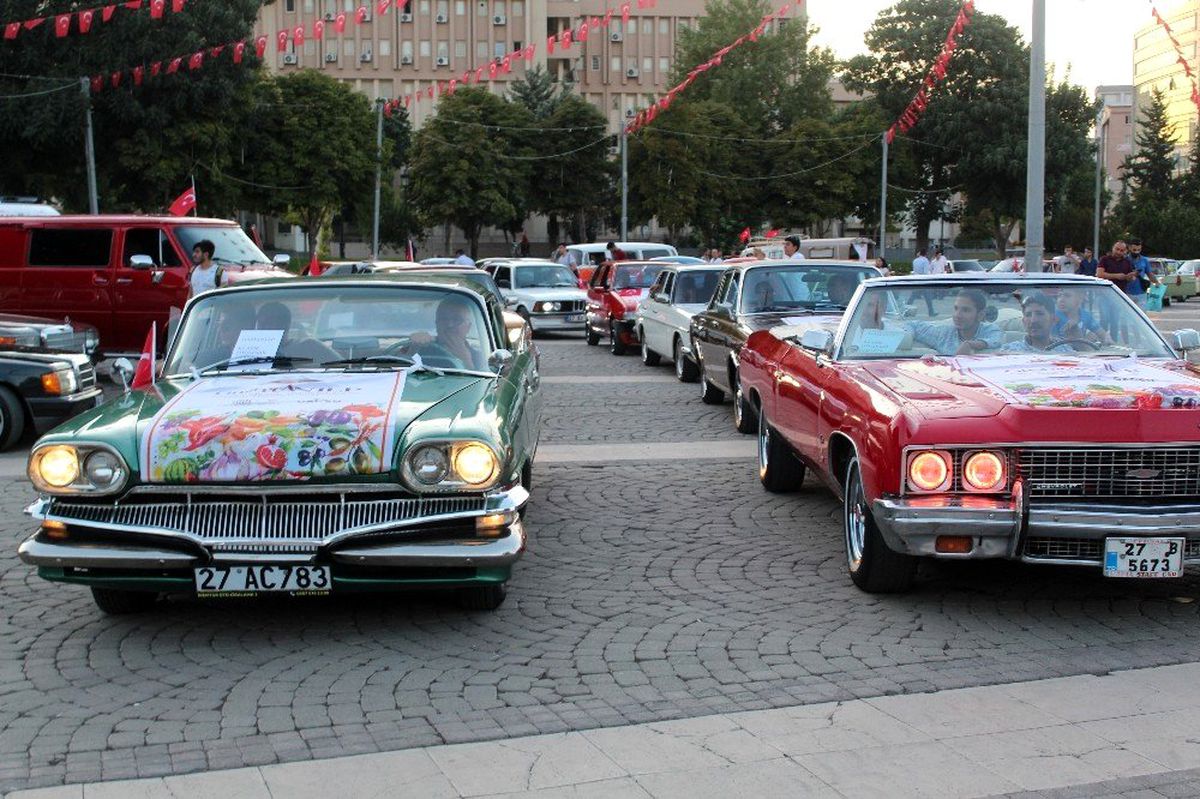 Klasik otomobillerden Gastrofest\'e destek korteji