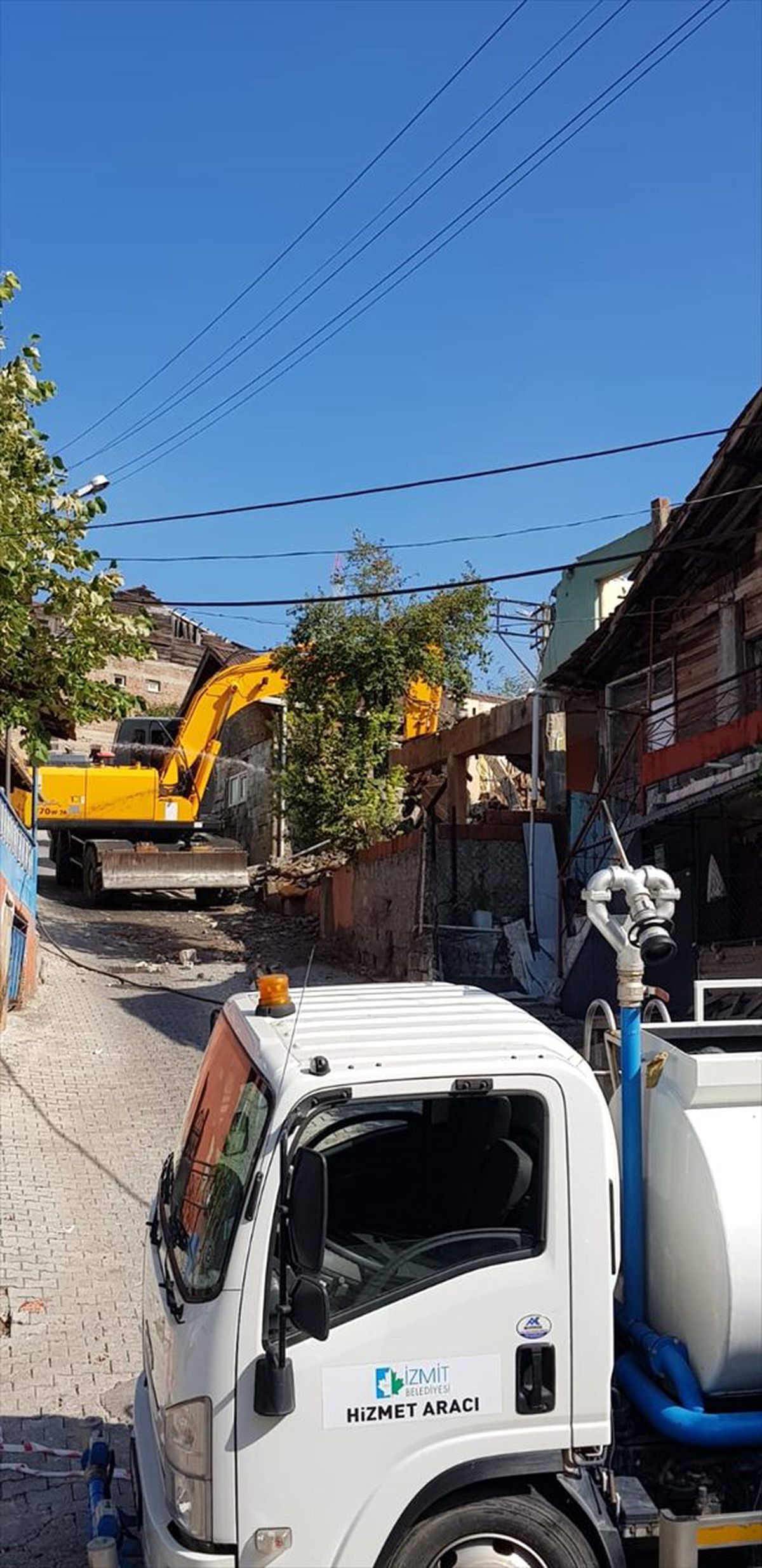 Kocaeli\'de ağır hasarlı binalar yıkılıyor