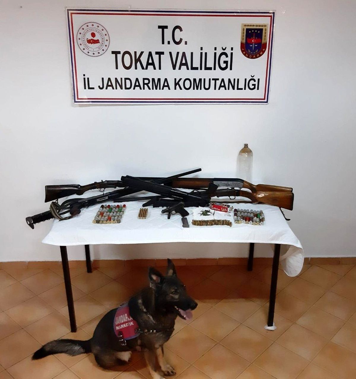 Köy evinde silah ve mühimmat ele geçirildi