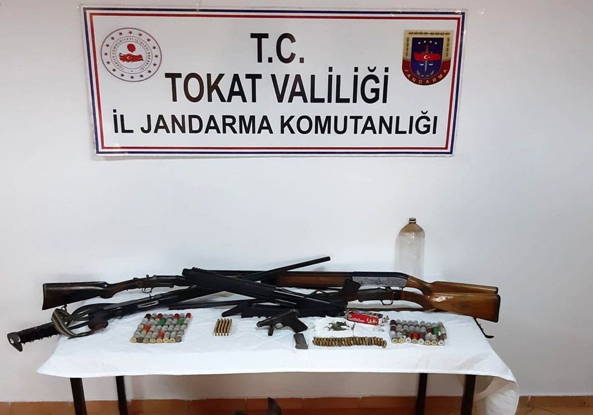 Köy evinde silah ve mühimmat ele geçirildi