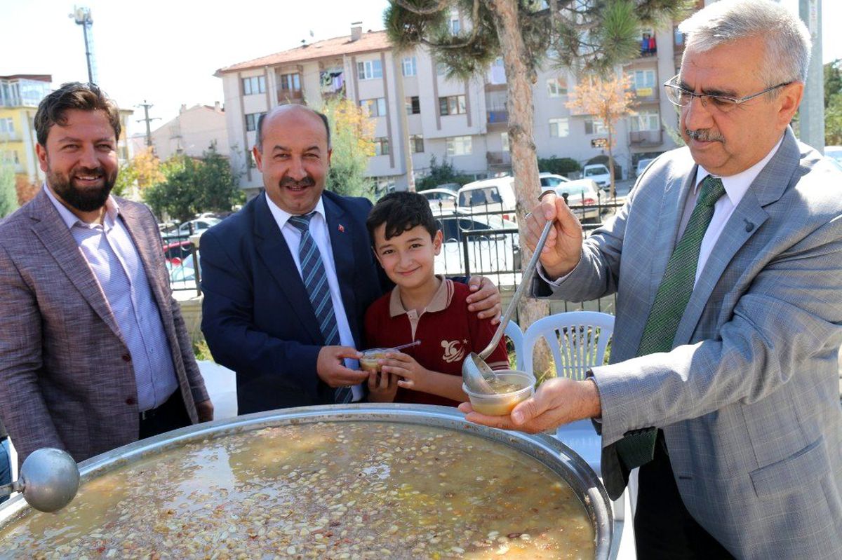Kütahya\'da okullarda aşure ikramı