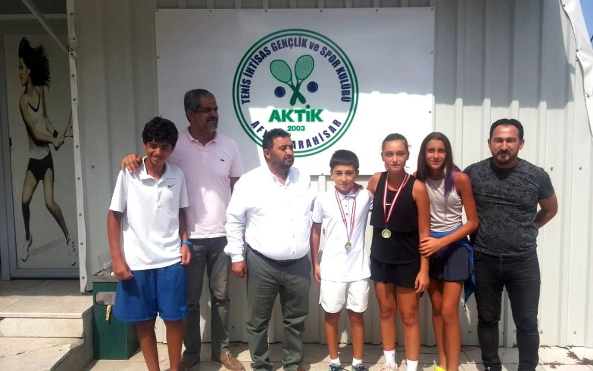 Mersin Büyükşehir Tenis Kulübü sporcuları, Afyon\'dan madalyayla döndü