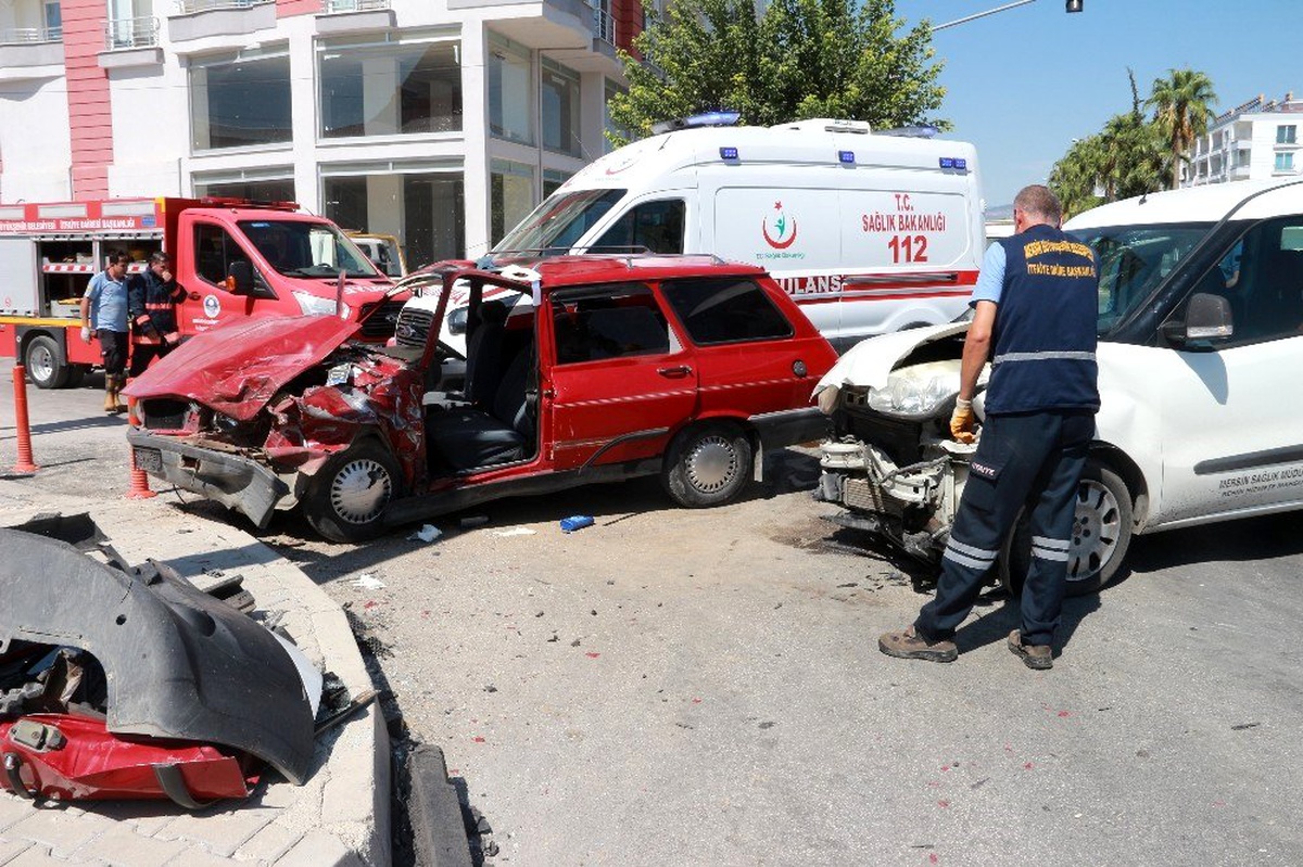 Mersin\'de trafik kazası: 1\'i ağır 5 yaralı