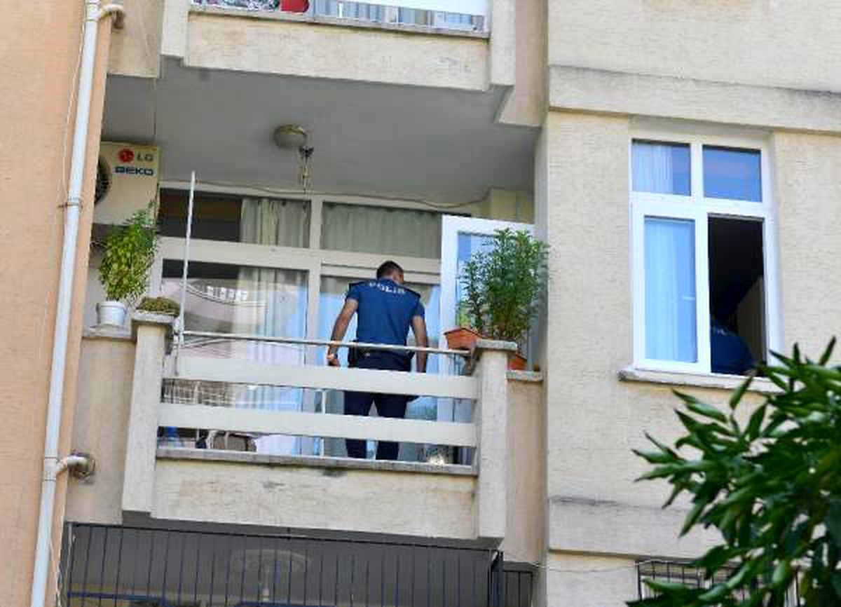 Oğlu yaptığı menemeni beğenmeyen anne, balkondan atladı