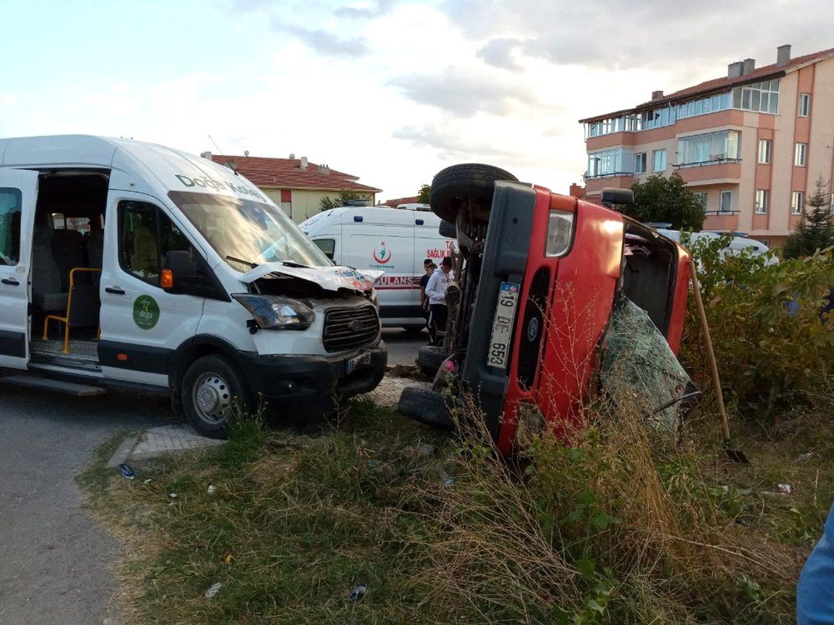 Öğrenci servisiyle tarım işçilerini taşıyan minibüs çarpıştı: 5 yaralı