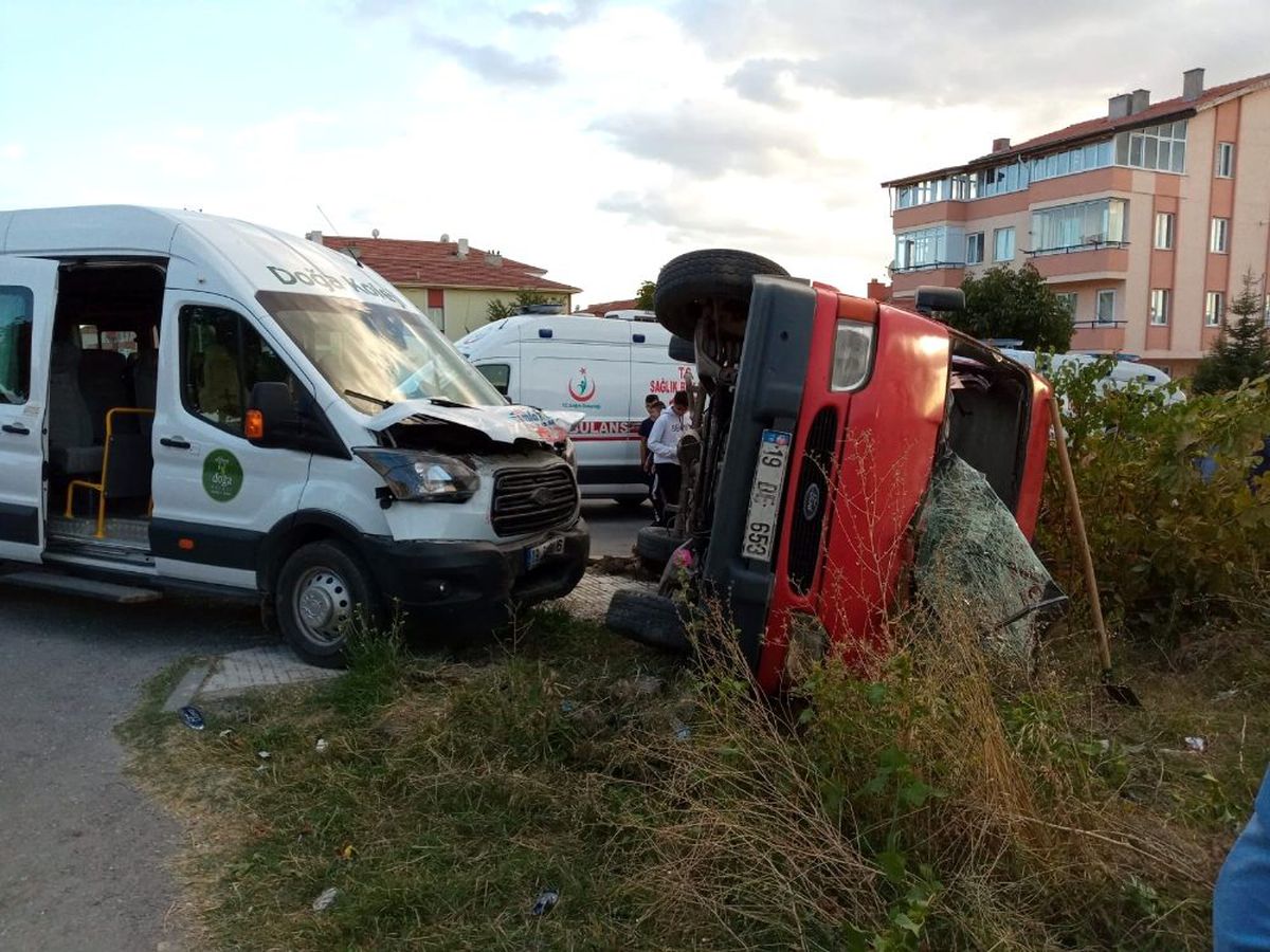 Öğrenci servisiyle tarım işçilerini taşıyan minibüs çarpıştı: 5 yaralı