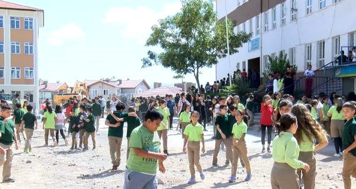 Okul bahçesindeki inşaat alanına çitli önlem