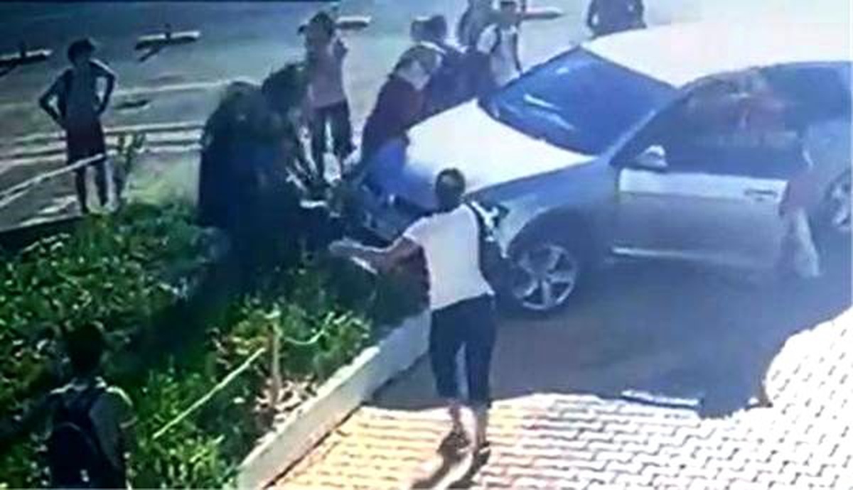 Okul servisi bekleyen kardeşlerin otomobilin altında kalma anı kamerada