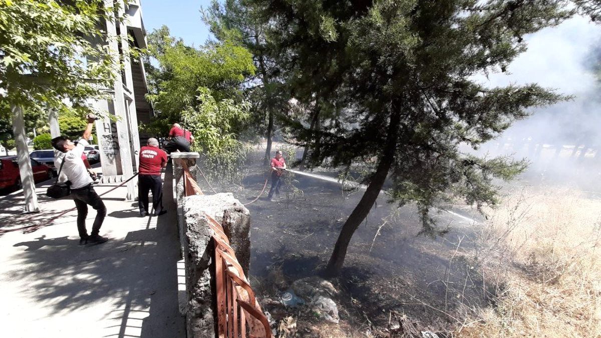 Okul yanındaki bahçede çıkan yangın korkuttu