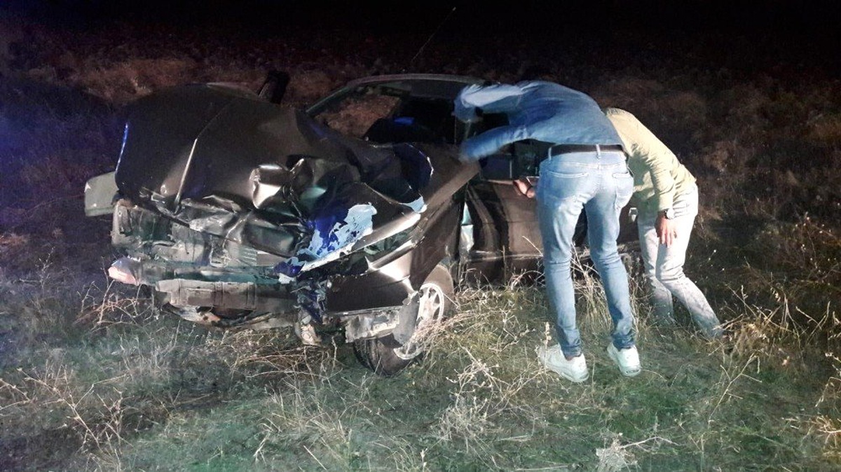 Otomobil bariyerlere çarptı, imdatlarına itfaiye yetişti