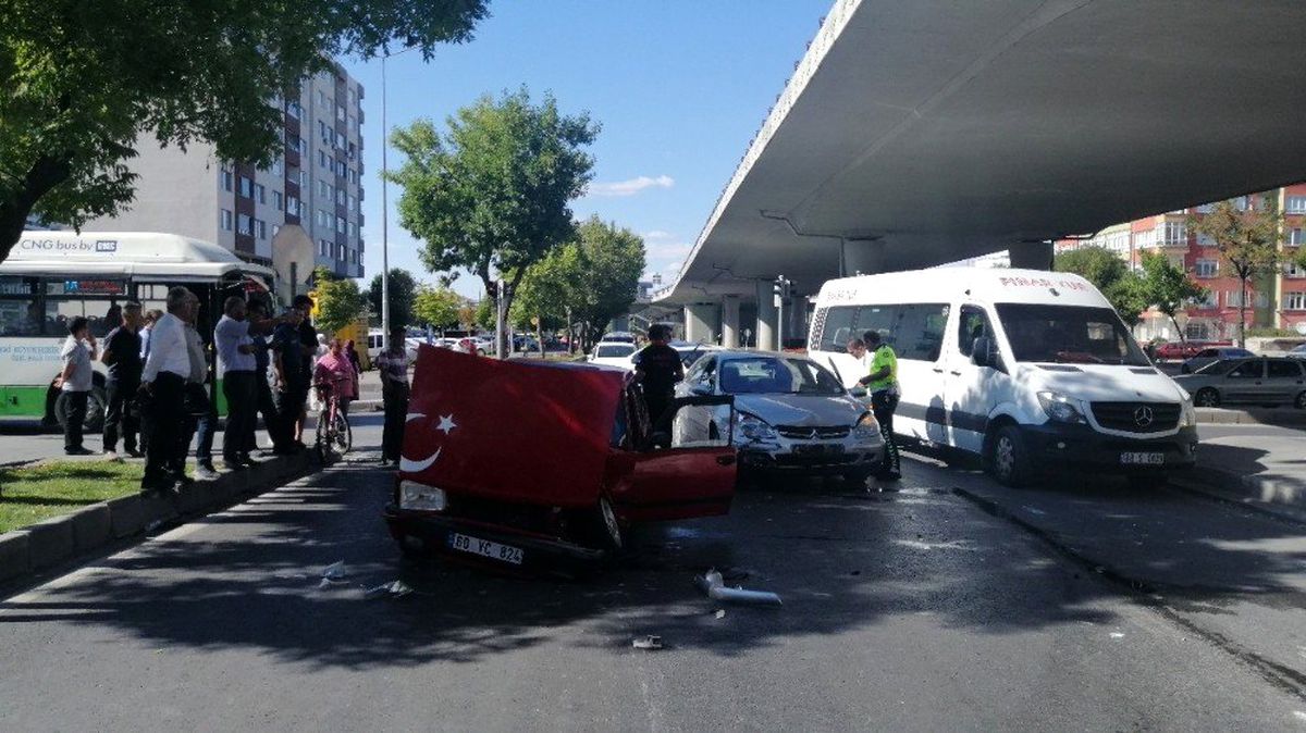 Otomobiller çarpıştı: 1 yaralı