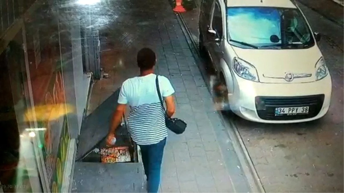 İstanbul\'da, restorana giren hırsız elini kolunu sallayarak para dolu çantayı çaldı! O anlar kamerada