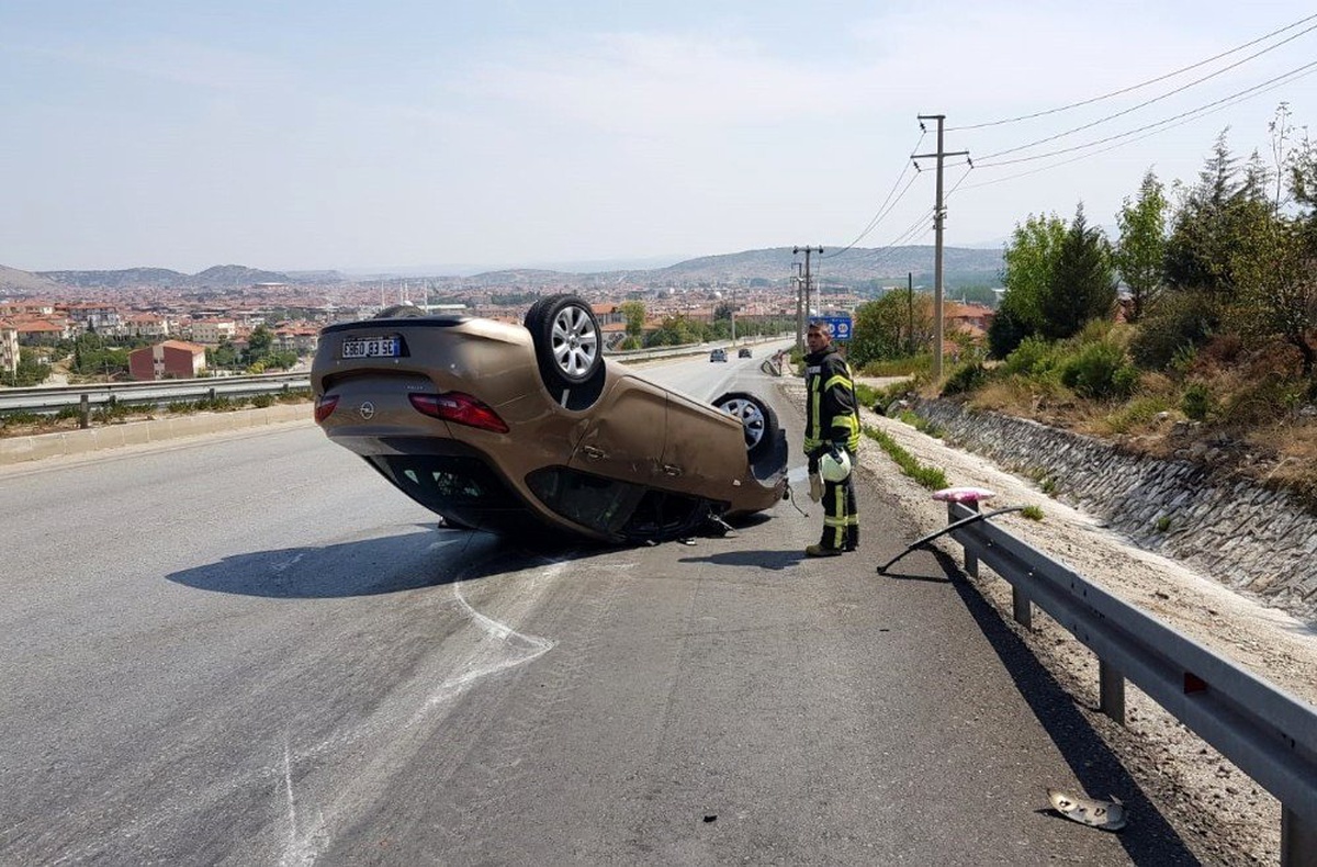 Rampadan inen otomobil çekiciye çarptı: 2 yaralı