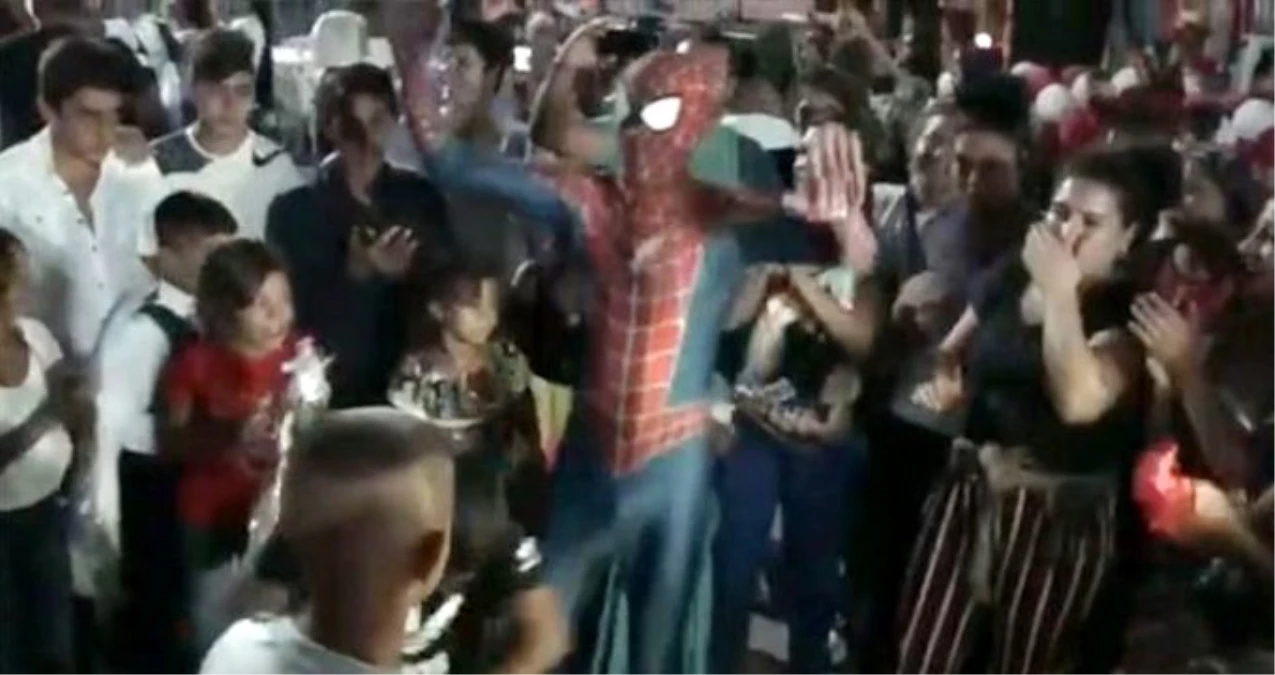 Roman havası oynayan \'Spiderman\' konuştu: Farklı kostümler giydim ama Örümcek Adam\'ı tanıtmak bir başka heyecan