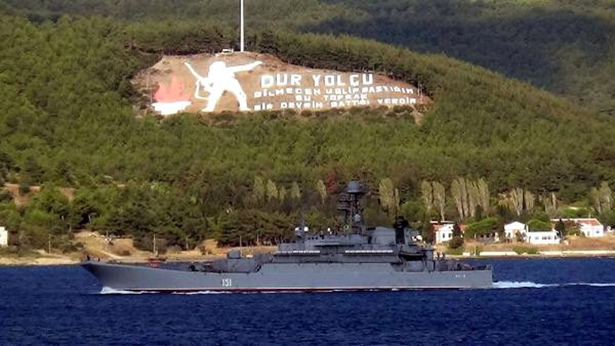 Rus savaş gemisi \'azov\' çanakkale boğazı\'ndan geçti