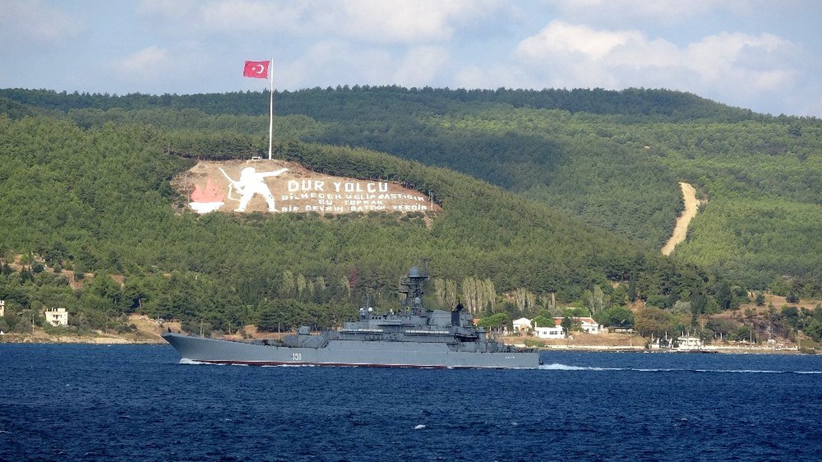 Rus savaş gemisi Çanakkale Boğazı\'ndan geçti