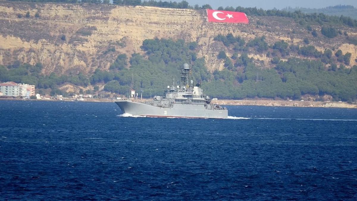 Rus savaş gemisi Çanakkale Boğazı\'ndan geçti