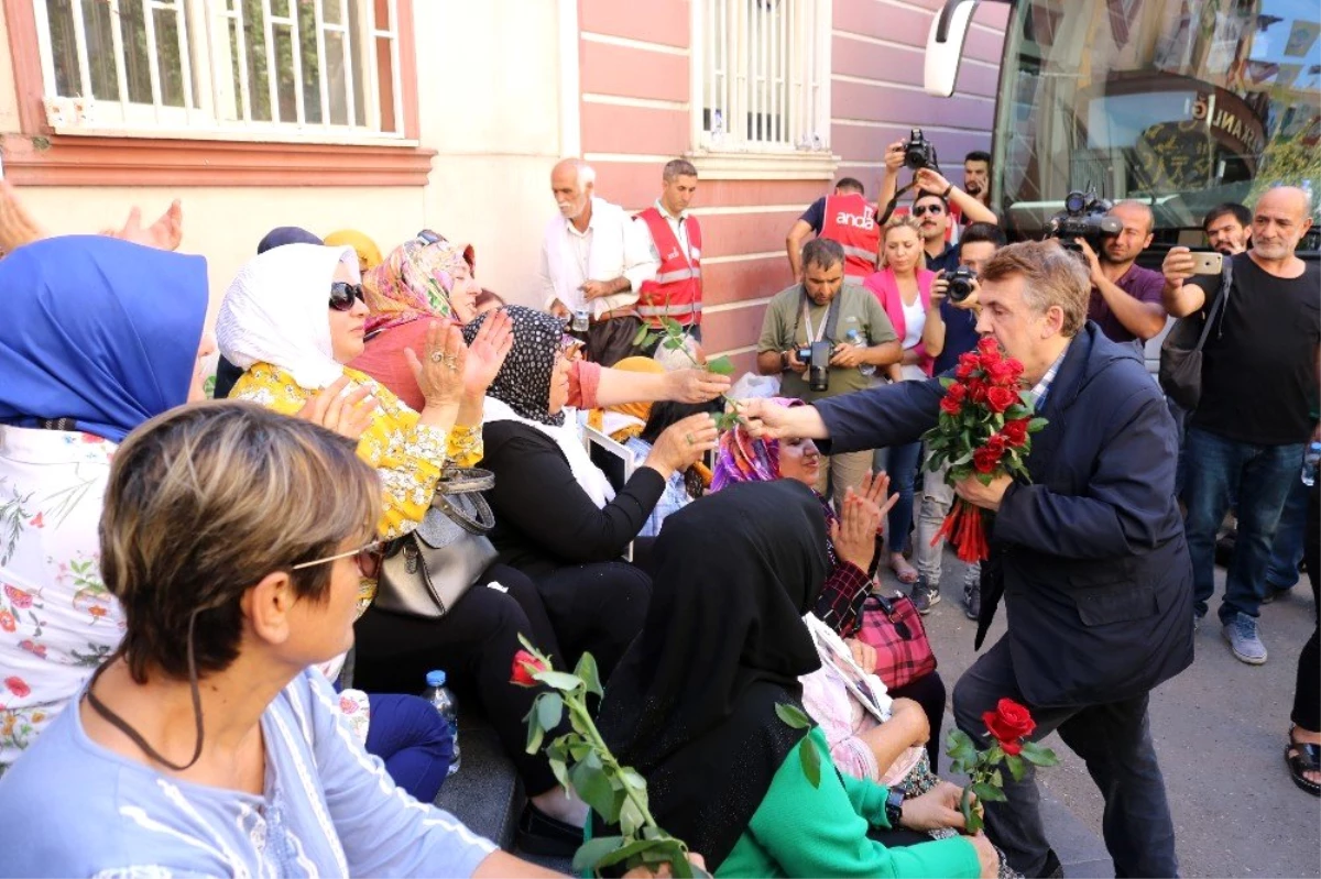 Sanatçılardan oturma eylemi yapan ailelere destek