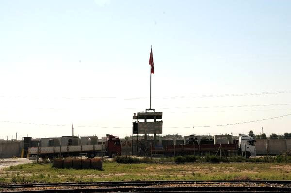 Sınır hattına beton blok sevkiyatı