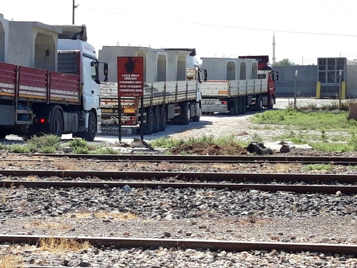 Sınıra beton blok sevkıyatı yapıldı