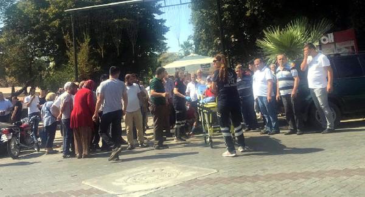 Ters yönden gelen otomobille motosiklet çarpıştı: 2 yaralı