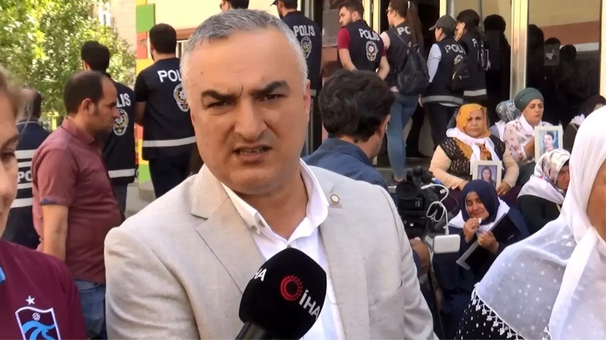 Trabzon Şehit Aileleri Derneği HDP önünde Türk bayrağı açtı