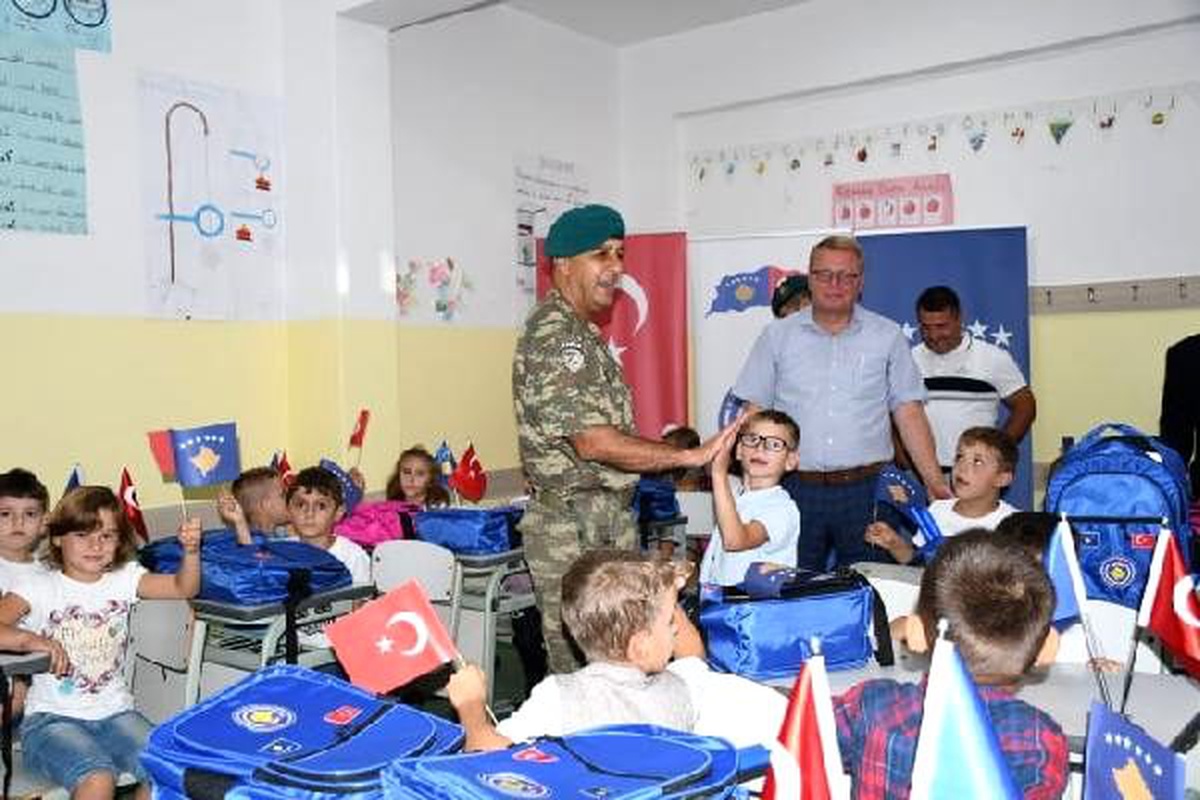 Türk askeri, kosovalı öğrencilerin yüzünü güldürdü