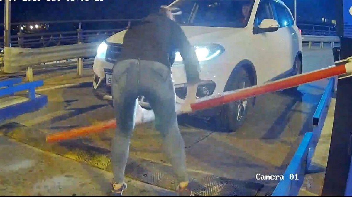 Ücretli olduğunu sandıkları otoparkın bariyerini kırdılar